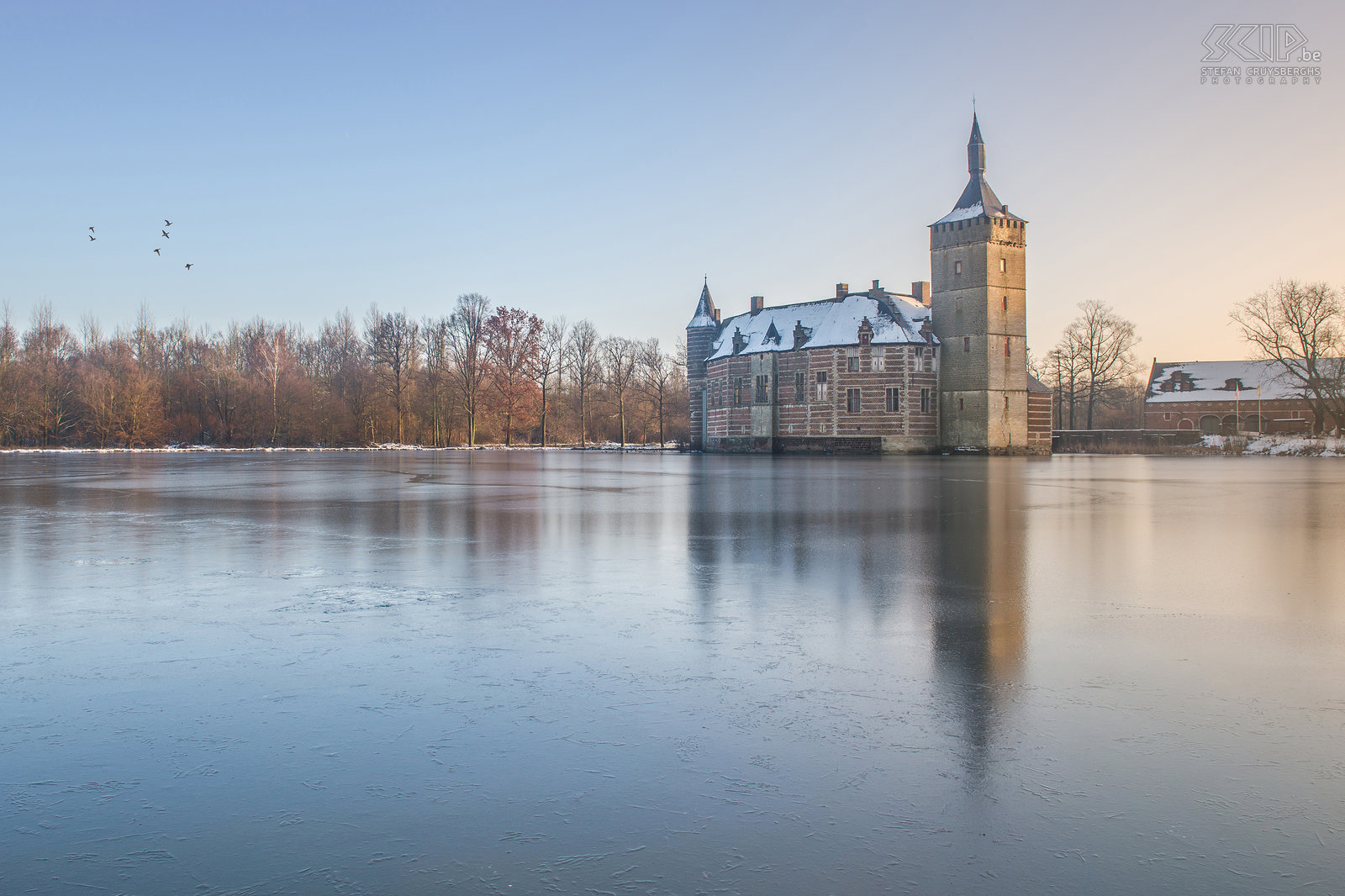 Winter in Sint-Pieters-Rode - Kasteel van Horst Het kasteel van Horst op een koude winterdag met sneeuw een uurtje na zonsopgang.<br />
 Stefan Cruysberghs